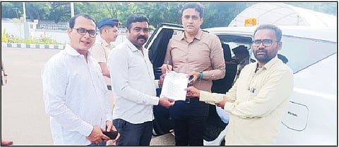 नेवासा : जिल्हा पोलिस अधीक्षक मनोज पाटील यांना मागणीचे निवेदन देताना माहिती अधिकार संघटनेचे कार्यकर्ते.