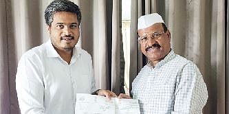 मुंबई : कृषी मंत्री अब्दुल सत्तार यांना निवेदन देताना आमदार रोहित पवार.