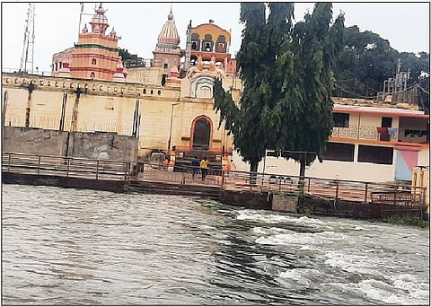 श्रीक्षेत्र वीर येथे पावसाचा कहर; मंदिरासमोरील पूर्णगंगा नदी दुतर्फा खळाळून वाहिली