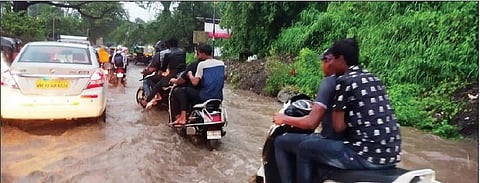 मुसळधार पावसामुळे खडकवासला धरणमाथ्यापासून चौपाटीपर्यंतच्या रस्त्यावर साचलेल्या पाण्यातून मार्ग काढताना वाहनचालक.