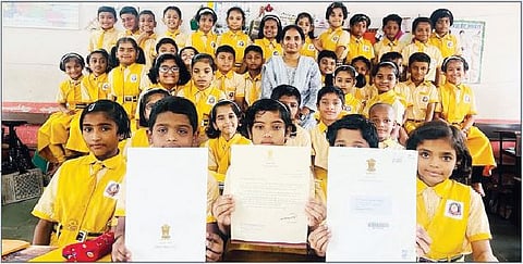 पंतप्रधान नरेंद्र मोदी यांनी पाठविलेले पत्र दाखविताना पिंपळगाव जिल्हा परिषद शाळेतील इयत्ता तिसरीचे विद्यार्थी.