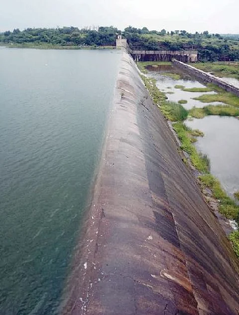 कोंभळी : सीना धरण.. हाऊसफुल्ल! नदीकाठच्या गावांना प्रशासनाचा सतर्कतेचा इशारा