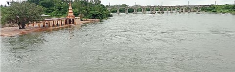 वीर धरणातून सोडलेल्या विसर्गामुळे निरा नदी वाहू लागली.