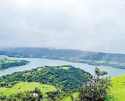 पानशेत धरण तुडुंब भरले आहे. वरघड येथील पानशेत धरणाचे पाणलोट क्षेत्र. (छाया : दत्तात्रय नलावडे)