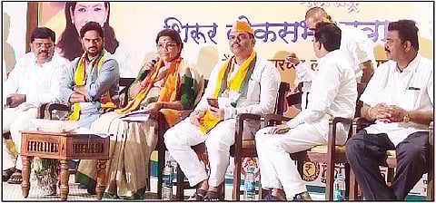 संतोषनगर येथे कार्यक्रमात बोलताना केंद्रीय राज्यमंत्री रेणुका सिंह व उपस्थित मान्यवर.(छाया-दत्ता भालेराव)