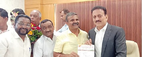 ग्रामविकासमंत्री गिरीश महाजन यांना निवेदन देताना शिक्षक संघाचे राज्याचे अध्यक्ष केशव जाधव व इतर.