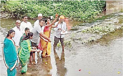खणा-नारळाने ओटी भरत दौंडज येथे जलपूजन