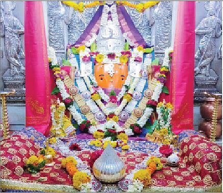 थेऊरच्या चिंतामणीची पूजेसह सजावट