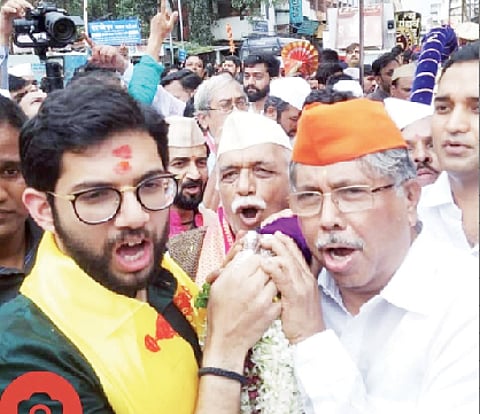 पुणे : राजकीय मतभेदांचे मिरवणुकीत विसर्जन; चंद्रकांत पाटील आणि आदित्य ठाकरे आले एकत्र