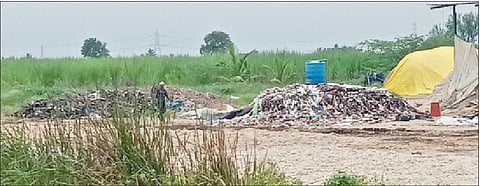 जळणासाठी वापरण्यात येणार्या वस्तूंचे गुर्हाळ परिसरात पडलेले ढिगारे.