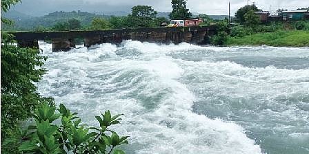 पानशेतच्या वांजळवाडी सांडव्याचे पाणी थेट पानशेत रस्त्याच्या पुलाला धडकत होते.