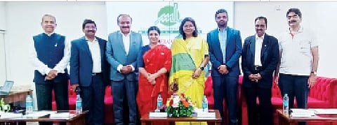 रांजणगाव औद्योगिक वसाहतीमधील बैठकीला उपस्थित रेणुका सिंह, आमदार माधुरी मिसाळ व उद्योजक.