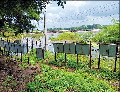 शिरूरच्या पूर्व भागात भीमा नदीला आलेल्या पुराच्या पाण्यामध्ये अनेक शेतकर्यांचे विद्युत पंप पाण्याखाली गेले.