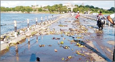 सिद्धटेक येथील भीमा नदीवरील पुलावर संध्याकाळी पाणी आल्याने पुलावरील वाहतूक ठप्प झाली.