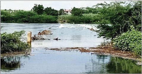 गणेशवाडी (ता. इंदापूर) येथील भीमा नदीवरील पुलावर शनिवारी सायंकाळी पाच फूट पाणी होते.