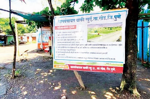 वाकी खुर्द येथे असे फ्लेक्स लावण्यात आले आहेत. (छाया : अविनाश दुधवडे)