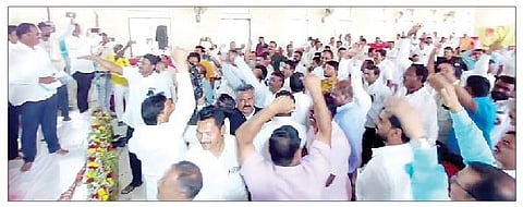 इंदापुरात प्राथमिक शिक्षक पतसंस्थेच्या वार्षिक सभेत गोंधळ उडाला होता.