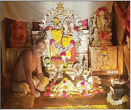 जेजुरी कडेपठारावरील श्री खंडोबा मंदिरातील किरणोत्सव.