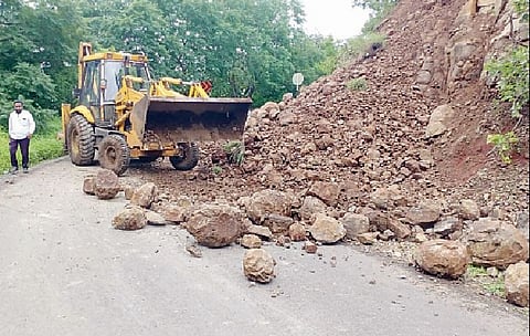 सिंहगड घाट रस्त्यावर पुन्हा दरड कोसळली; सुदैवाने जीवितहानी टळली