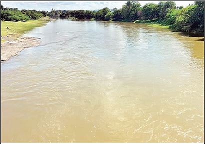 वडज धरणातून मीना नदीपात्रात पाणी सोडण्यात आले आहे.