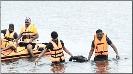 आपत्ती व्यवस्थापन पथकाने विठ्ठल मुकणे यांचा मृतदेह जलाशयातून बाहेर काढला. (छाया : दत्ता भालेराव)