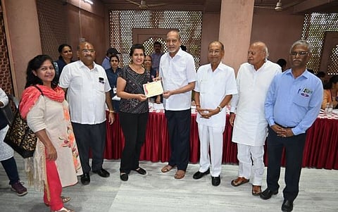 रक्तदात्यांस प्रमाणपत्र देताना डावीकडून दुसरे बँकेचे उपाध्यक्ष जुगलकिशोर पुंगलिया, विठ्ठलशेठ मणियार, शेजारी अध्यक्ष पूनमचंद धूत, संचालक जुगलकिशोर मालु व मुख्य कार्यकारी अधिकारी सोमेश्वर करवा.