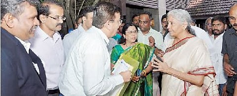 केंद्रीय अर्थमंत्री निर्मला सीतारामन यांना रुपी बँकप्रश्नी निवेदन देऊन चर्चा करताना रुपी बँक ठेवीदार हक्क समितीचे शिष्टमंडळ.