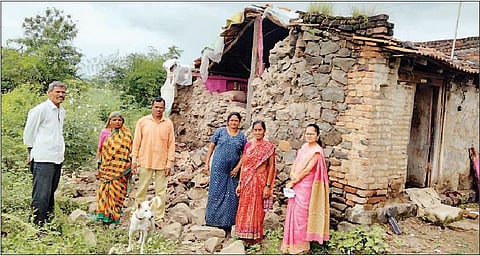 नुकसानग्रस्त भागाची पाहणी करताना कृषी विभागाचे अधिकारी.