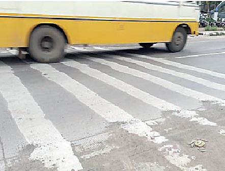 मनमाड-बेळगाव राष्ट्रीय महामार्गावरील गतिरोधक. (छाया : अजय कांबळे)