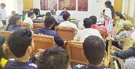 घोडेगाव येथील आदिवासी प्रकल्प कार्यालयात अधिकारी आणि आंदोलक विद्यार्थी यांच्यात विविध विषयांवर सकारात्मक चर्चा झाली.