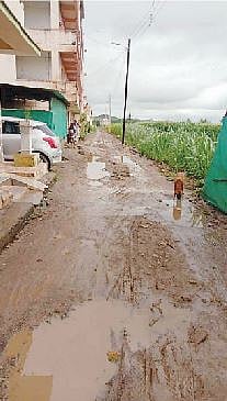 मंचर- पिंपळगाव रस्त्यावरील खानदेशी मळा, लोंढे मळा शाळेकडे जाणार्या रस्त्याची झालेली दुरवस्था.