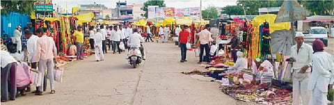 सुपे येथील आठवडे बाजारामध्ये विविध जिल्ह्यांतून आलेल्या व्यापार्यांनी पोळा सणाच्या साहित्याची दुकाने थाटली होती.