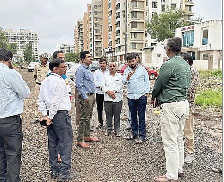 पोरवाल रोडला समांतर असलेल्या पर्यायी रस्त्याच्या कामाची पाहणी आमदार सुनील टिंगरे समवेत अतिरिक्त आयुक्त कुणाल खेमनार व महापालिका अधिकार्यांनी केली.