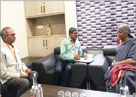 केंद्रीय अर्थमंत्री निर्मला सीतारामन यांच्याशी ‘रुपी’ विलीनीकरणावर चर्चा करताना मिलिंद काळे, सुधीर पंडित.