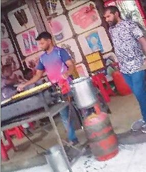 खडकी परिसरात दुकानांबाहेर खाद्य पदार्थ विक्रीचे स्टॉल लावण्यात येत असून, त्यावर घरगुती गॅस सिलिंडरचा वापर केला जात आहे.