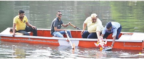 दीड दिवसाच्या श्रींचे विसर्जन करताना भाविक.