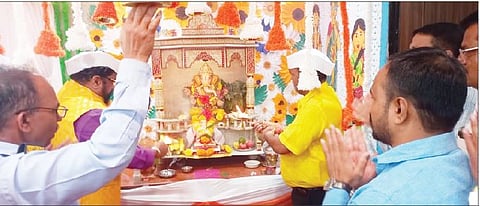 सरहद संस्थेच्या गणरायाची आरती करताना महादेव जानकर.