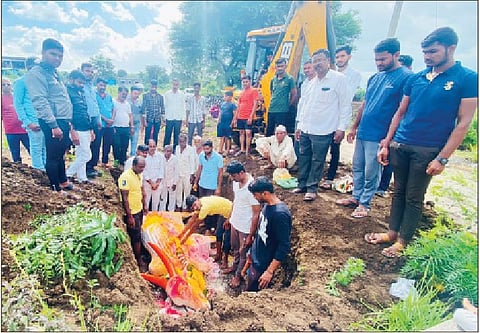शिक्रापूर (ता. शिरूर) येथे बैलाचा विधिवत अंत्यविधी करताना राऊत कुटुंबीय.