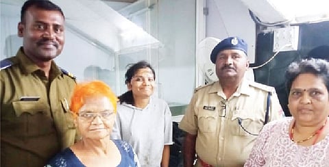 पुणे रेल्वे स्थानकावर शुक्रवारी पडलेल्या तरुणीसोबत जीआरपी आणि आरपीएफ जवान, हर्षा शहा आणि डॉक्टर माया रोकडे.