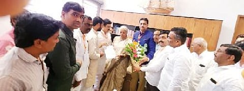 अर्थमंत्री निर्मला सीतारामन यांना निवेदन देताना आमदार राम शिंदे, हर्षवर्धन पाटील, डॉ. शशिकांत तरंगे आदी.