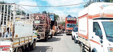 कात्रज-कोंढवा रस्त्यावर होणारी सततची वाहतूक कोंडी.