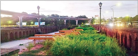 मुळा-मुठा नदीवर दगडी पूल (जुना फि—ट्झगेरॉल्ड) पुलावरील सुशोभिकरणाची झालेली दुरवस्था.