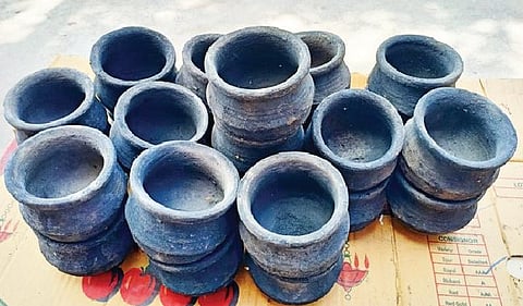 घटस्थापनेसाठी लागणारे घट विक्रीस जागोजागी रविवारी ठेवण्यात आले