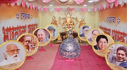 लाकडी गणपती मंडळाने साकारलेला भारतरत्न पुरस्कारप्राप्त व्यक्तींचा देखावा. (छाया : अनंत टोले)