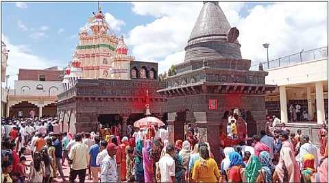 वीर येथे सर्वपित्री अमावस्यानिमित्त भाविकांची अलोट गर्दी झाली होती.