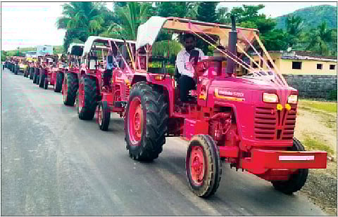 शेतकर्यांनी चक्क गावातील पन्नासहून अधिक ट्रॅक्टर सजवून त्यांची भव्य मिरवणूक काढून पोळ्याचा आनंद लुटला. (छाया : किशोर खुडे)