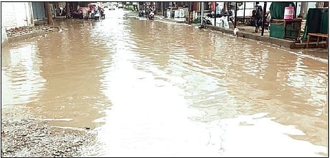 बारामती शहरात सोमवारी संततधार पावसाने हजेरी लावली.