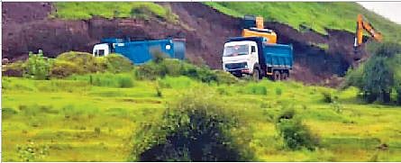 नळावणे खिंड परिसरात डोंगर उत्खनन करून मुरूम चोरी करणारे हायवा, जेसीबी. (छाया : सुरेश भुजबळ)