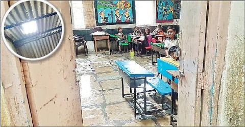 बावधन खुर्द येथे मनपा शाळेच्या छताची दुरवस्था झाल्याने वर्गात पावसाच्या पाण्याची गळती होत आहे.