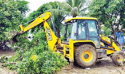 जेसीबीच्या साह्याने नवीन हमरस्त्याचे काम सुरू झाले आहे.